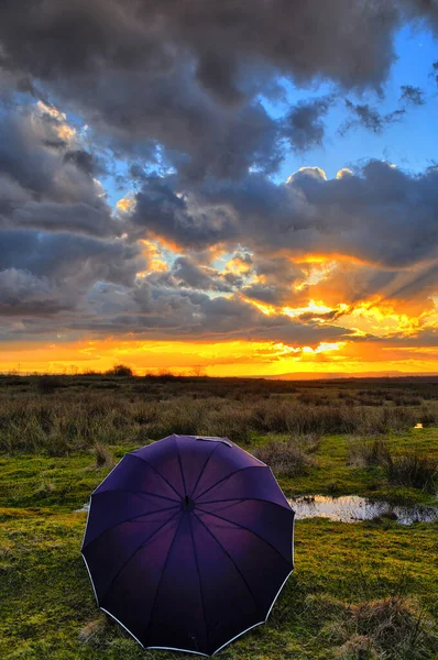 Kleurrijke Lente Zonsondergang Met Zonnestralen Die Wolken Kleuren — Stockfoto