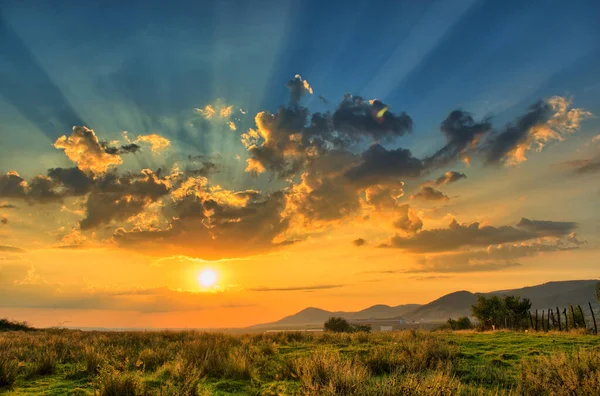 Pôr Sol Com Intensos Raios Luz — Fotografia de Stock