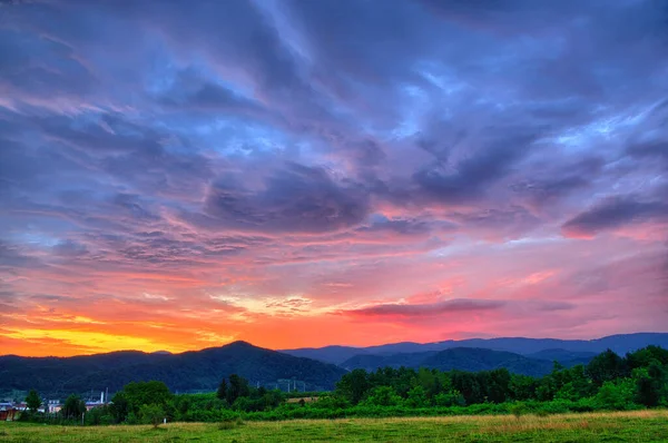 Colorido Pôr Sol Outono Com Raios Sol Colorir Nuvens — Fotografia de Stock