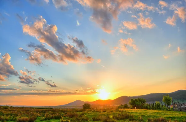 Pôr Sol Colorido Verão Com Raios Sol Colorir Nuvens — Fotografia de Stock