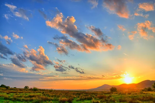Kleurrijke Zomer Zonsondergang Met Zonnestralen Kleuren Van Wolken — Stockfoto