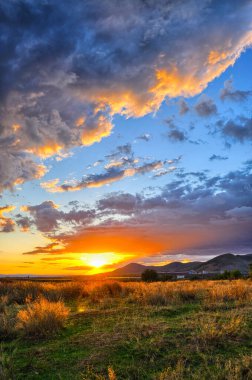 Yoğun gün batımı, gökyüzünü kaplayan devasa bulutlar.