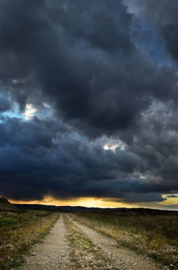 Sonbaharın başlarında dramatik fırtına gökyüzü