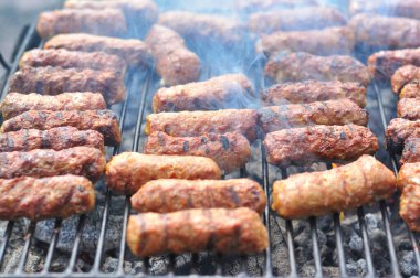 Geleneksel Romen yemekleri, ızgara köfteler mititeo olarak bilinir.