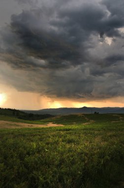 Gün batımında dramatik fırtına sahnesi