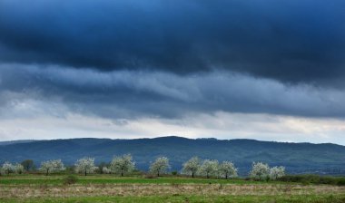 İlkbaharın başlarında dramatik fırtına sahnesi
