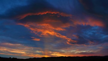 Parlak günbatımında renkli bulutlar
