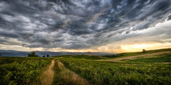 水平線と田園地帯で雨と劇的な嵐のシーン Goi — ストック写真