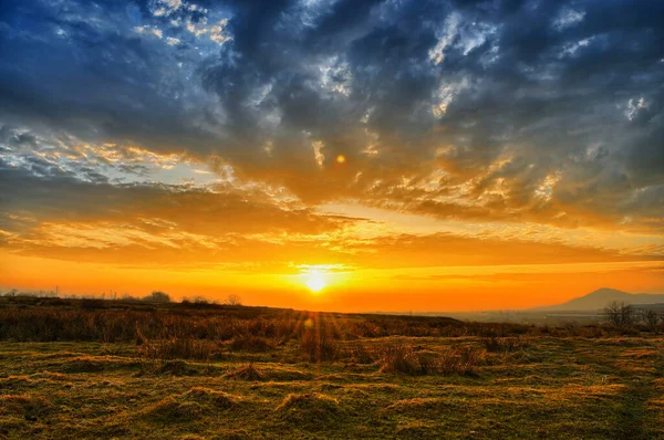 Colorato Tramonto Primaverile Con Raggi Sole Che Colorano Nuvole — Foto Stock