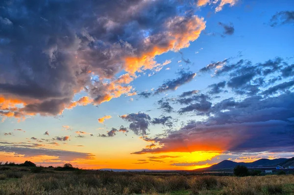 Intensywny Zachód Słońca Masywnymi Chmurami Pokrywającymi Niebo — Zdjęcie stockowe