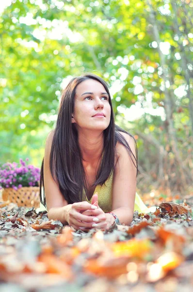 Retrato Una Hermosa Joven Acostada Sobre Hojas —  Fotos de Stock