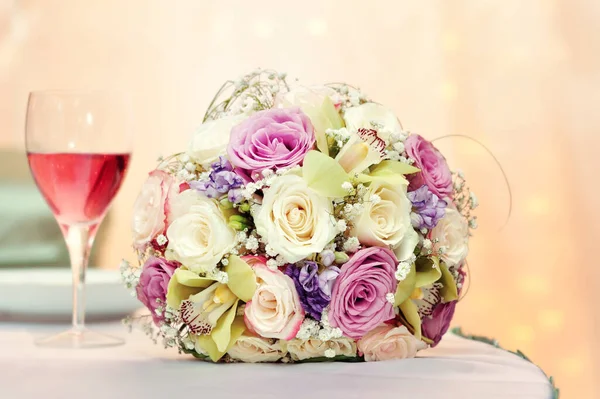 Bouquet Mariage Sur Table Avec Verre Vin Rouge Backgrou Orange — Photo