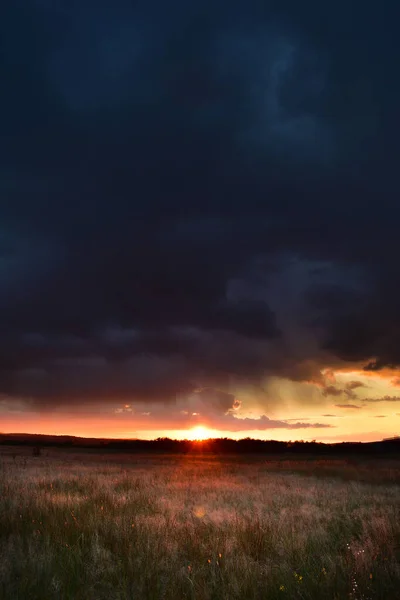 初秋的夕阳西下 云彩斑斓 — 图库照片