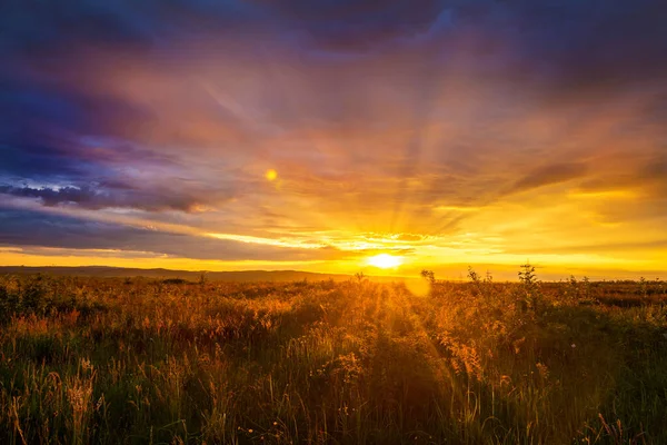 Majestuoso Atardecer Verano Con Coloridas Nubes Rayos Sol — Foto de Stock