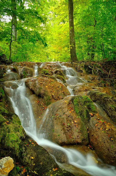 Горный водопад поздней осенью — стоковое фото