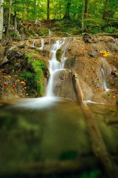 Cascata di montagna nel tardo autunno — Foto Stock