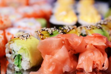 suşi bir plaka ayna üzerinde