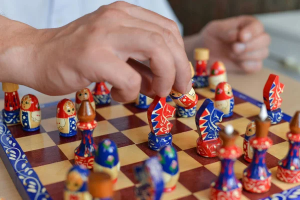 Kendinden Tecrit Sırasında Satranç Masası Oyunu Parlak Matryoshka Figürlerinin Yakın — Stok fotoğraf
