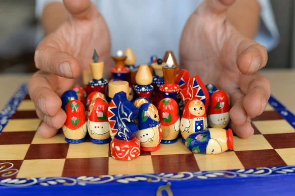 Kendinden tecrit sırasında satranç masası oyunu, parlak matryoshka figürlerinin yakın plan çekimi 