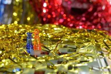 Yeni yıl satranç oyunu. Yeni yıl hediyesi olarak camdan yapılmış parlak figürlerin yakın plan satrancı.