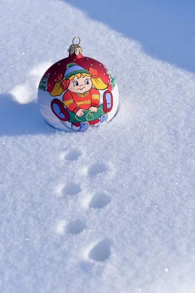 Fényes Színes Dekoráció Karácsonyfa Télen Hóban — Stock Fotó