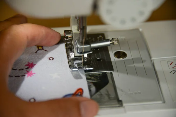 Una Mujer Cose Una Máquina Coser Procesando Borde Del Material —  Fotos de Stock