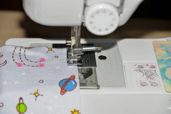 Woman Sews Sewing Machine Processing Edge Material Zigzag Seamstress Sews — Stock Photo, Image