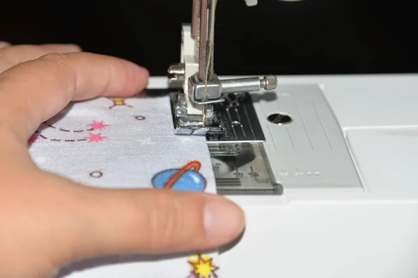 Een Vrouw Naait Een Naaimachine Verwerkt Rand Van Het Materiaal — Stockfoto