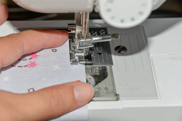 Woman Sews Sewing Machine Processing Edge Material Zigzag Seamstress Sews — Stock Photo, Image