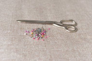 Bir dizi kesim ve dikiş, bir kadının kendisi bir kumaş parçasını makasla keser, bir terzi cetveli, evde kendini izole etme üzerine iğneler..