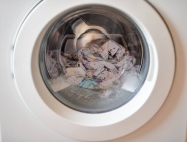 Bebek bezi kullanmadan önce bir dizi fotoğraf, çevre dostu tozla yıkanmalı ve buharla ütülenmeli. Çamaşır makinesinde çamaşır yıkamak..