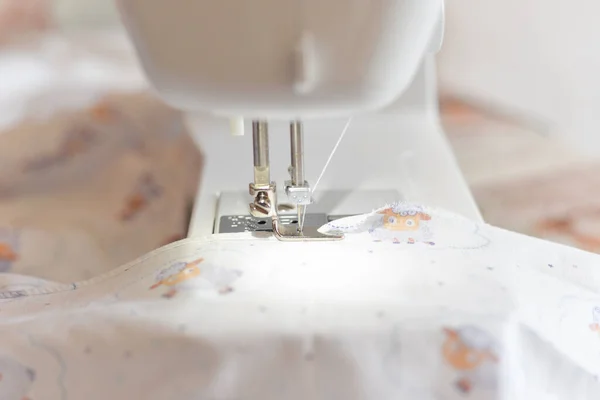 Master Sews Sewing Machine Processing Edge Material Zigzag Seamstress Cuts — Stock Photo, Image