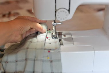 Dikiş makinesine dikiş atmak terzinin iğnelerini delmek evde terzi dikiş makinesine ipek gömlek dikmek.