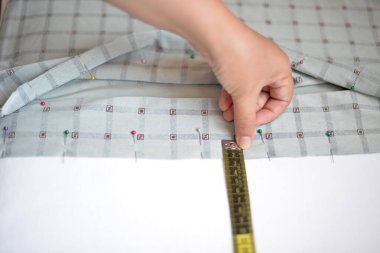 Dikiş makinesine dikiş atmak terzinin iğnelerini delmek evde terzi dikiş makinesine ipek gömlek dikmek.