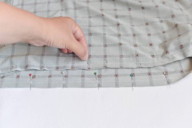 Dikiş makinesine dikiş atmak terzinin iğnelerini delmek evde terzi dikiş makinesine ipek gömlek dikmek.