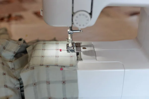 在缝纫机上通过裁缝的针头缝针 家里的裁缝师在缝纫机上缝制丝绸衬衫 — 图库照片