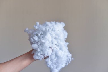 Sarılmış, kullanılmış holofiber kabarık ve havadar olmaktan çıkar. Sanal fiber malzemeler sentetik liflerden yapılmış. Yumuşak oyuncaklar, kıyafetler, mobilyalar için beyaz sentetik yalıtım..