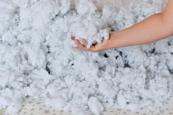 Sarılmış, kullanılmış holofiber kabarık ve havadar olmaktan çıkar. Sanal fiber malzemeler sentetik liflerden yapılmış. Yumuşak oyuncaklar, kıyafetler, mobilyalar için beyaz sentetik yalıtım..