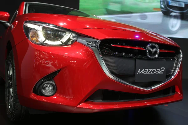 Bangkok - 31 de marzo: Mazda 2 en coche rojo en el 37th Bangkok International Thailand Motor Show 2016 el 26 de marzo de 2016 en Bangkok, Tailandia — Foto de Stock