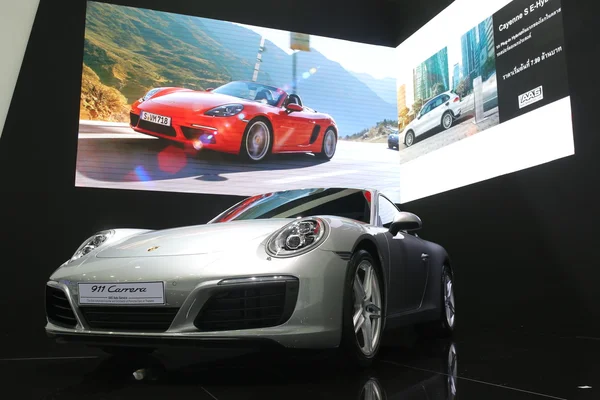 Bangkok - 31 Mart : Porsche 911 carrera beyaz araba üzerinde 37 Bangkok Uluslararası Tayland Otomobil Fuarı'nda 31 Mart 2016 Bangkok, Tayland