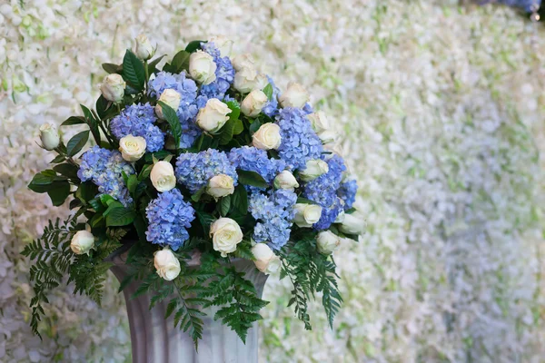 Flower arrangement at the wedding ceremony — Stock Photo, Image