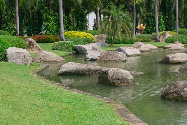 Güzel yeşil bahçe ve nehir