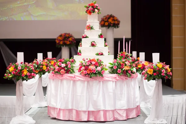 Indah Cake dekorasi dengan mawar merah muda, bunga dan lilin untuk Upacara Pernikahan — Stok Foto