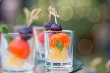 Sağlıklı taze meyveyi cam ile dilimle.