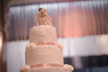 Düğün kutlaması için klasik aşk pastası.