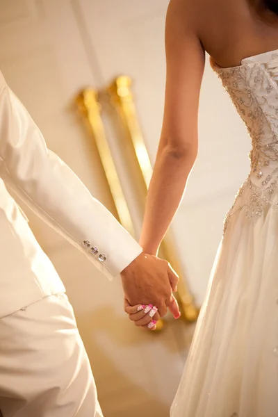 Жених и невеста держатся за руки, ожидая свадебной церемонии — стоковое фото