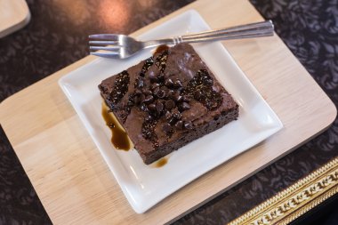 Parça ahşap tepsi ile çikolatalı kek