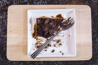 BM bitirmek için parça ahşap tepsi ile çikolatalı kek