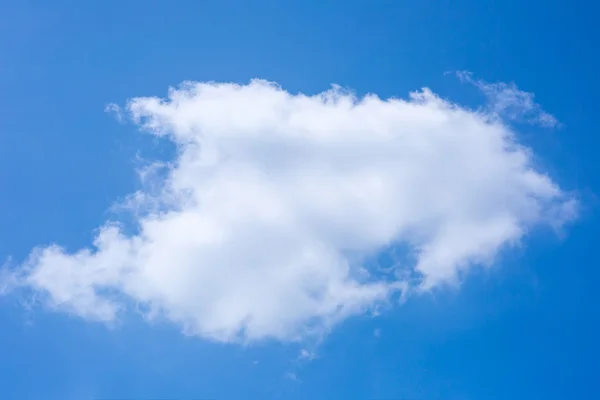 Mavi gökyüzünde beyaz bulut