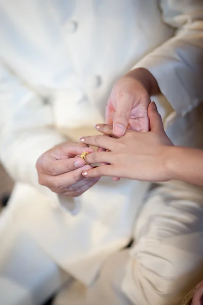 Nahaufnahme, der Bräutigam trägt Ehering für seine Braut — Stockfoto